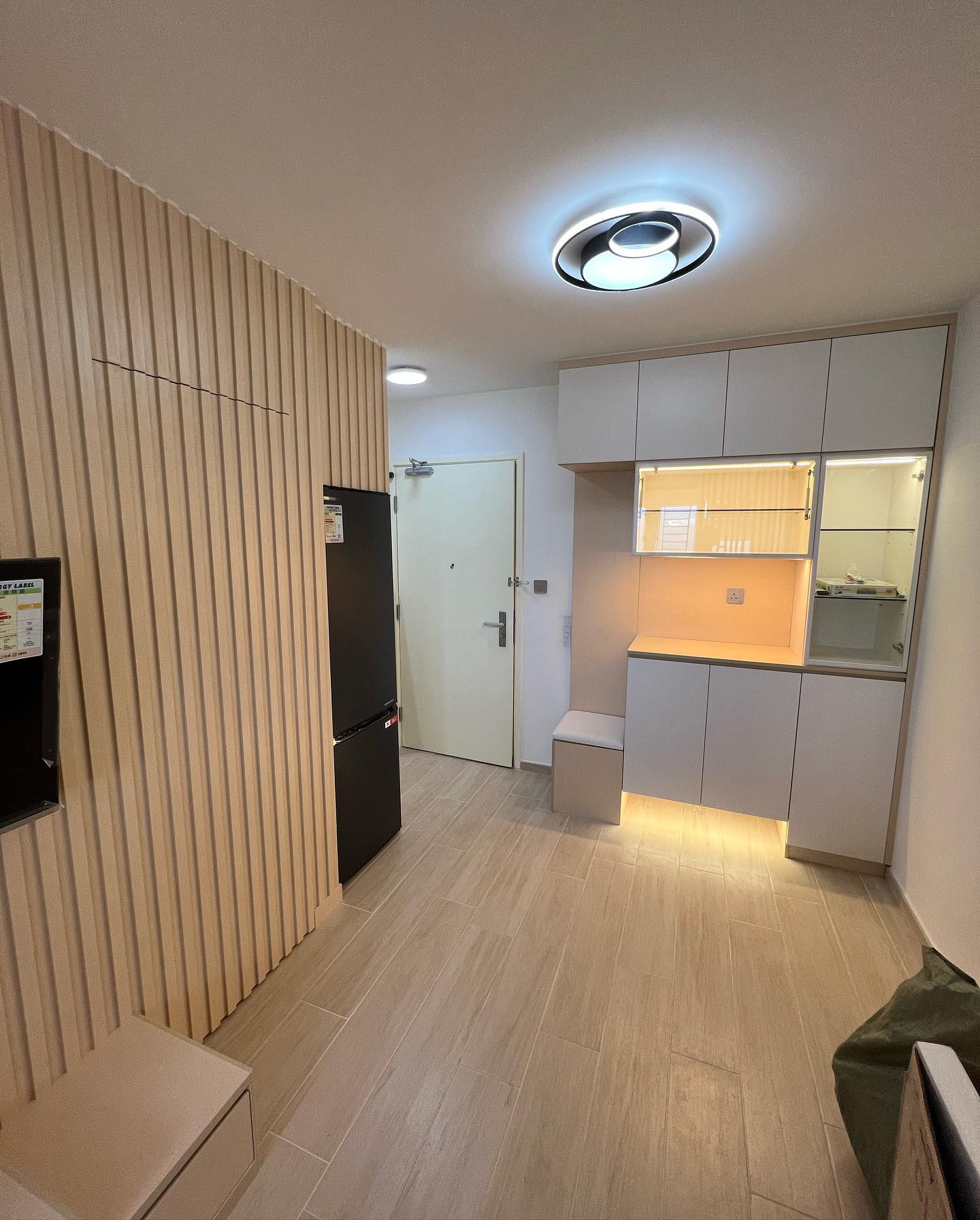 客厅展示柜与特色墙
